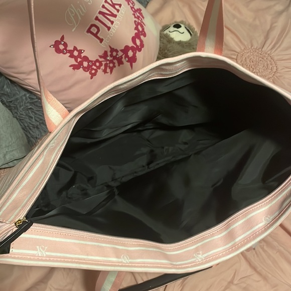 Pink duffle bag 💼 - Picture 4 of 5